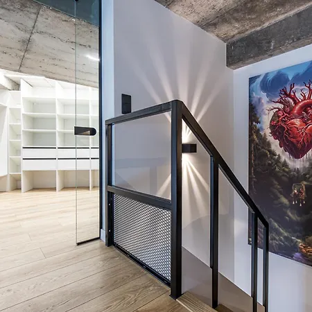 Center Loft Near Port