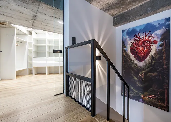 Center Loft Near Port