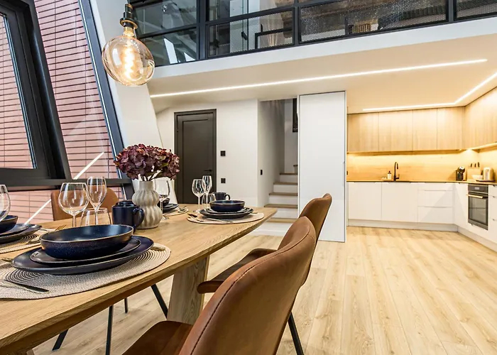 Center Loft Near Port דירה קלייפדה