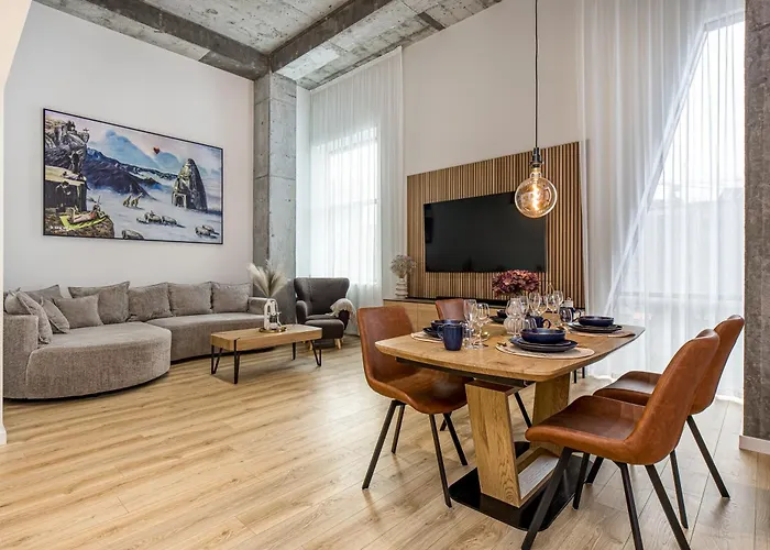 Center Loft Near Port דירה