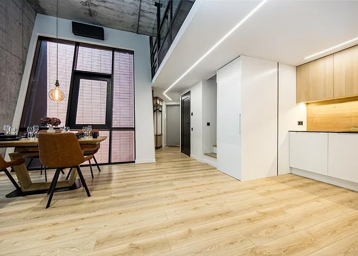 Center Loft Near Port דירה קלייפדה